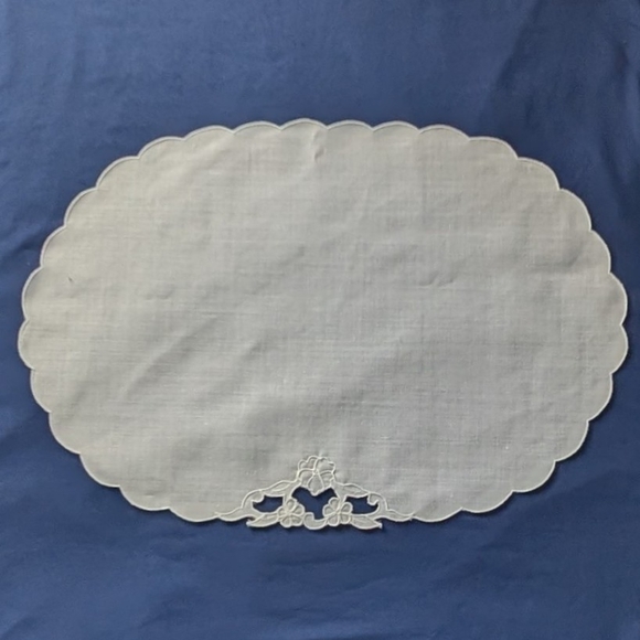 Six Piece Elegant White Embroidered  Placemats. - Picture 1 of 7